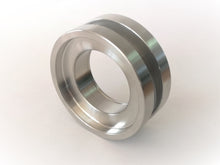 Cargar imagen en el visor de la galería, Tirador-Uñero pasante de acero inoxidable para puerta de cristal.