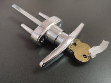 Cargar imagen en el visor de la galería, CERRADURA PUERTA SECCIONAL RW1.